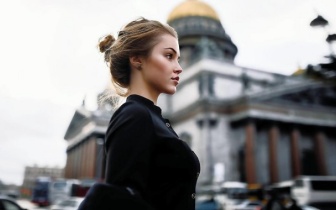 钢铁与血肉的哲学——论暴力符号在电影中的双重隐喻