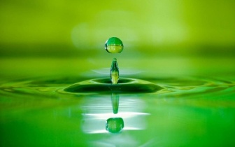 《窗外是蓝星》:当科幻成为人性的镜与窗